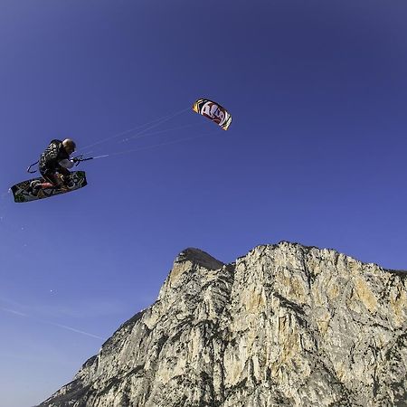 نزل Pieve في Campione Del Garda Surf House المظهر الخارجي الصورة